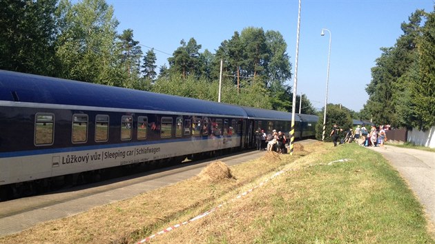 Lůžkový vůz jedoucí z Lince srazil osobní vůz na trati mezi Kamenným Újezdem a Včelnou. Řidič na místě zemřel.