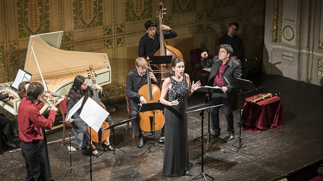 Na zahajovacím koncertě Letních slavností staré hudby vystoupila francouzská sopranistka Véronique Gensová, kterou v Divadle na Vinohradech doprovázel soubor Les Ambassadeurs.