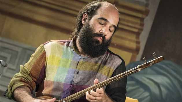 Členem Euskal Barrokensemble, který v rámci Letních slavností staré hudby koncertoval na Zámku Troja, je i íránský virtuos na setar Kiya Tabassian.