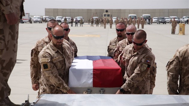 Vojáci na základně v afghánském Bagrámu nakládají rakve s ostatky padlých Čechů do leteckého speciálu. (8. srpna 2018)