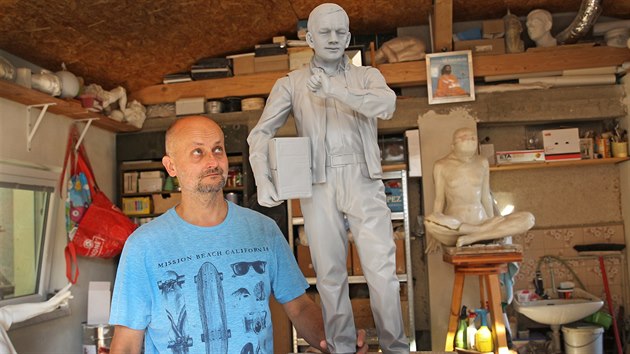 David Moješčík je autorem soch osobností regionu. Vytvořil i Kryla.