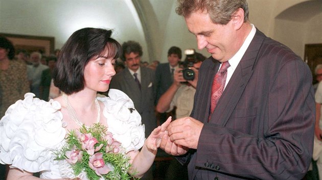 Svatba pedsedy SSD Miloe Zemana s Ivanou Bednarkovou probhla na Novomstsk radnici v Praze. (2. srpna 1993)