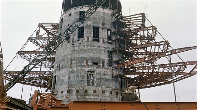 Stavba televiznho vyslae Jetd v jnu 1967.