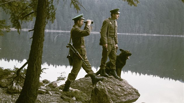Pslunci Pohranin stre se sluebnm psem pi kontrole sttn hranice u ernho jezera na umav. (1971)