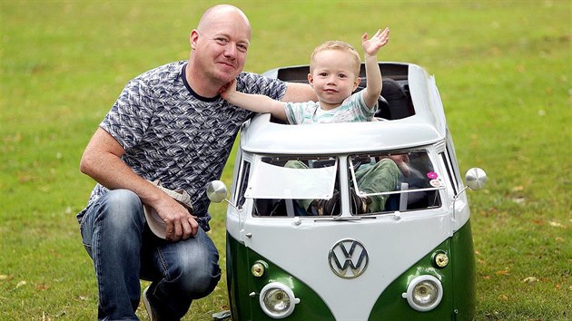 Brit Keith Mitchell vyrobil pro svho tletho syna funkn elektrickou miniaturu Volkswagenu Van.
