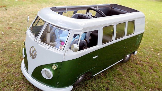 Brit Keith Mitchell vyrobil pro svého tříletého syna funkční elektrickou miniaturu Volkswagenu Van.