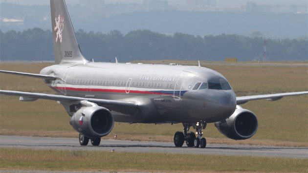 Letadlo s ostatky tří českých vojáků padlých v Afghánistánu přistálo na letišti v pražské Ruzyni. (8. srpna 2018)