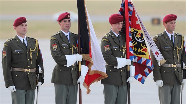Ceremonil pi pletu ostatk t eskch vojk padlch v Afghnistnu na praskm letiti v Ruzyni. (8. srpna 2018)
