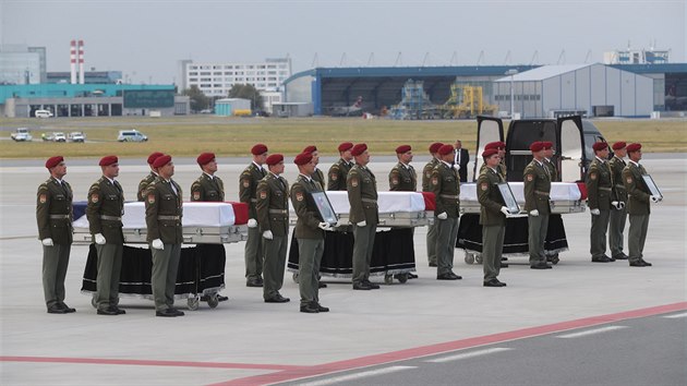 Pietní ceremoniál při příletu ostatků tří českých vojáků padlých v Afghánistánu na pražském letišti v Ruzyni. (8. srpna 2018)