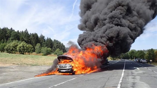 U Mlnce na Tachovsku shoela dodvka, vlek se dvma auty lid staili odpojit. (7. srpna 2018)