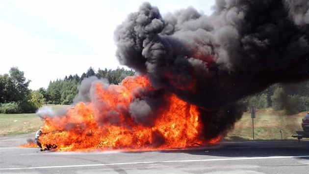 U Mlnce na Tachovsku shoela dodvka, vlek se dvma auty lid staili odpojit. (7. srpna 2018)