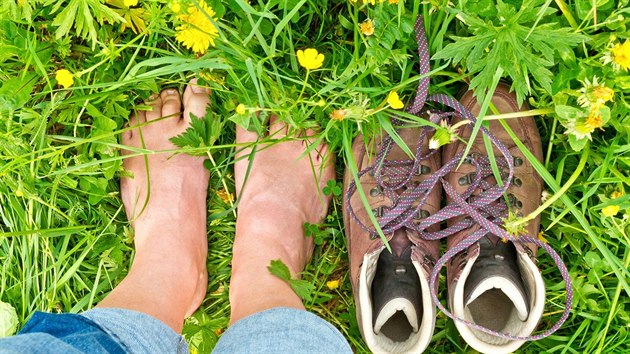 Nohám prospívají přírodní povrchy jako je tráva nebo písek, s těmi umělými ve městech je to horší.