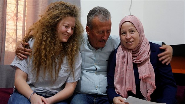 Palestinsk aktivistka Ahed Tammov se svou rodinou pot, co si v izraelskm vzen odsedla osm msc za napaden dvou izraelskch vojk. (30. ervence 2018)
