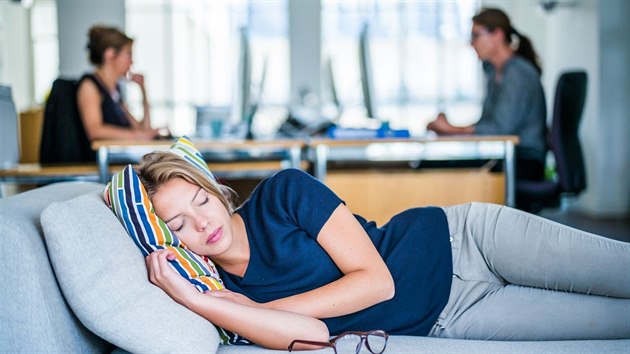 Spát v práci? Proč ne, zvyšuje to produktivitu, říkají odborníci