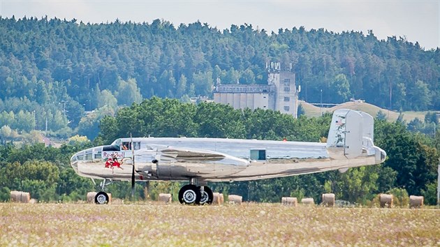Bombardr Mitchell B - 25j z roku 1945 z hangr rakousk spolenosti Red Bull pistl v Plan u eskch Budjovic.