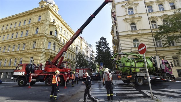 U kiovatky Mnesovy a Italsk ulice v Praze se pod vozidlem technickch slueb propadla vozovka. (2. srpna 2018)