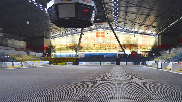 Kvůli komplikacím při rekonstrukci chladícího zařízení bude led na znojemském zimním stadionu připraven až na konci září. Tedy poté, co zdejším hokejistům začne sezona v mezinárodní EBEL.