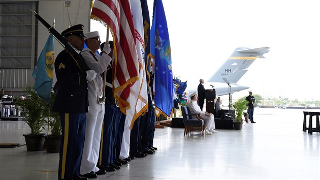 Ostatky více než padesáti padlých vojáků byly ve středu přepraveny na Havaj. Na místě je při pietní akci oficiálně převzal americký viceprezident Mike Pence. (1. srpen 2018)