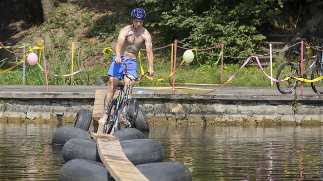 astnci soute museli projet po tyicetimetrovm mostku stluenm z devnch prken z jednoho konce vlkovskho rybnku na druh. (4. srpna 2018)