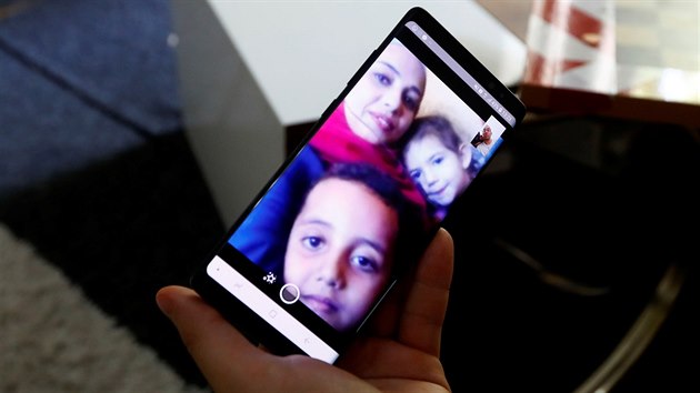 Udaj Alhomsi, Syan ijc v Nmecku, ukazuje na mobilu rodinu (1.8.2018)