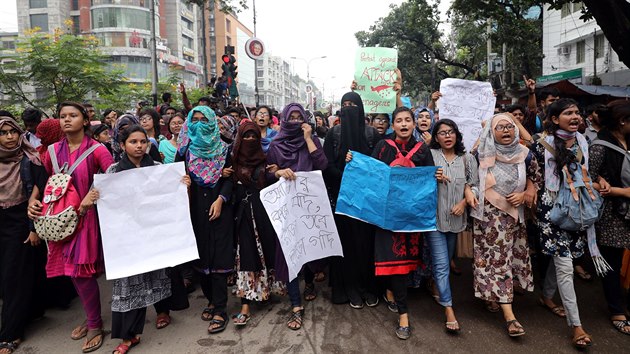 Banglad隚t studenti blokuj ulici v rmci protestu za bezpenj dopravu (5.8.2018)