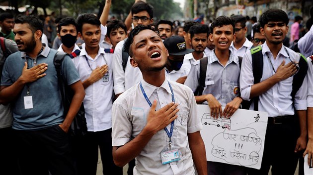 Banglad隚t studenti zpvaj hymnu na demonstraci za bezpenj dopravu