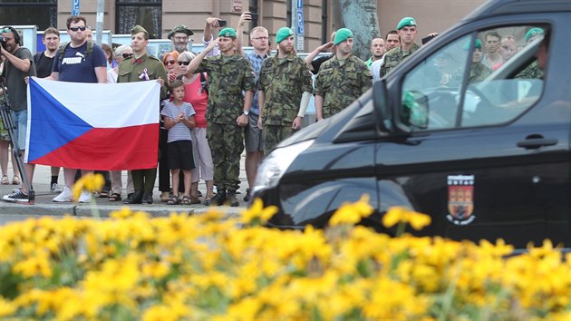 Kolona s ostatky t eskch vojk padlch v Afghnistnu projd na Vtznm nmst v Praze. (8. srpna 2018)