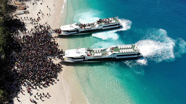 Turist ekali po zemtesen na evakuaci z ostrova Trawangan. (8. srpna 2018)