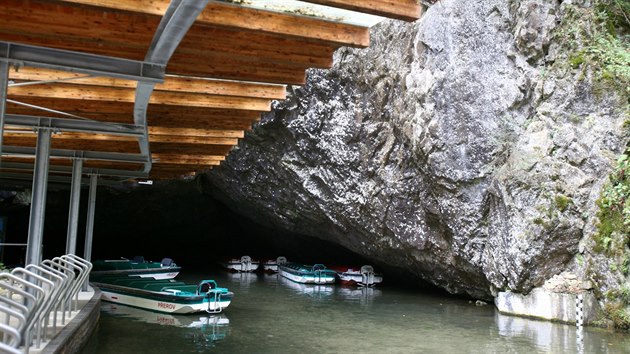 Loďky v Punkevních jeskyních musejí každý večer dobíjet, jsou totiž na elektřinu. Každá má své jméno.