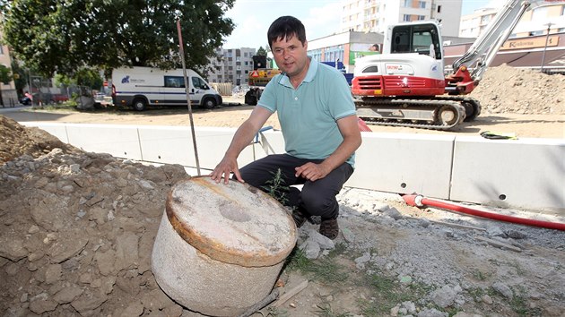 Havl��kobrodsk� m�stostarosta Libor Honz�rek ukazuje ml�nsk� k�men, kter� se na�el p�i hlouben� j�my pro spodn� font�nu. M� se st�t atrakc�, d�ky n� se Brod je�t� v�ce propoj� s postavou J�ry Cimrmana.