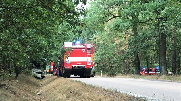 V obci Skorkov na Mladoboleslavsku narazil autobus do stromu. idie zchrani oivovali (3.8.2018)