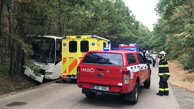 V obci Skorkov na Mladoboleslavsku narazil autobus do stromu. idie zchrani oivovali (3.8.2018)