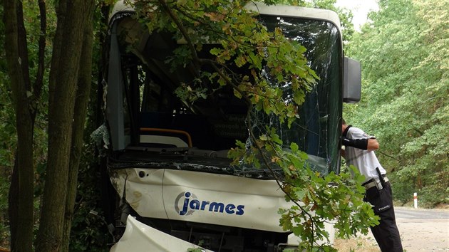 V obci Skorkov na Mladoboleslavsku narazil autobus do stromu. idie zchrani oivovali (3.8.2018)