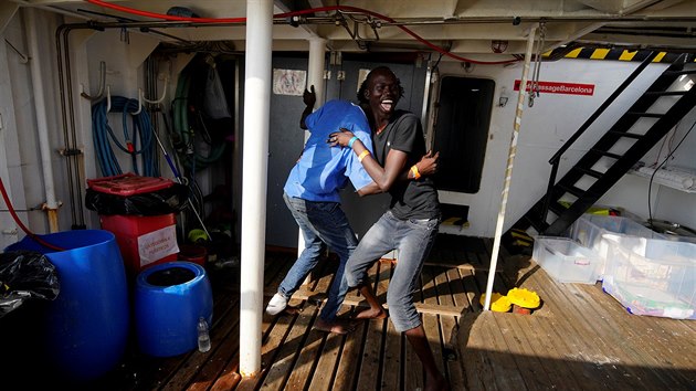 Uprchlci tan na lodi organizace Proactiva Open Arms.