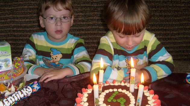 Společná oslava čtvrtých narozenin, v tu dobu už maminka věděla, že chlapci mají atypický autismus.
