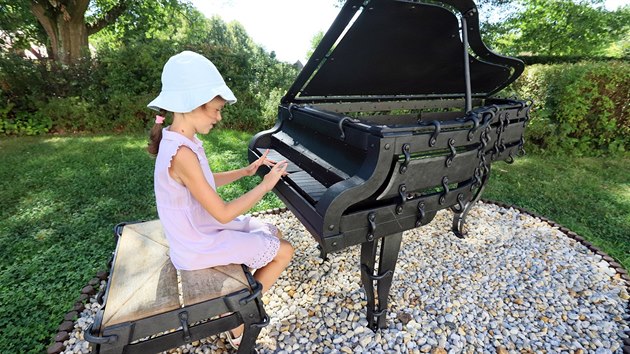 Sedmilet Nona ze SanktPeterburgu hraje na Kovsk klavr.