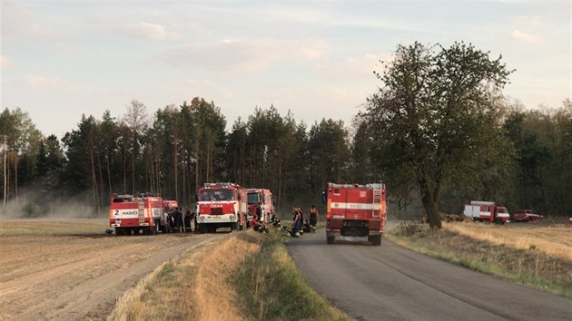 Mezi obcemi Bakov a Bl pod Bezdzem na Mladoboleslavsku hoely lesy a louky podl trati, por zpsobily jiskry odltajc od vlaku. (7. srpna 2018)
