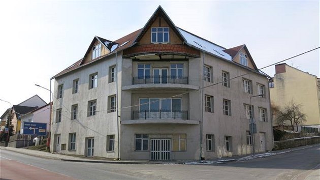 Dům má lukrativní polohu na nároží ulic 2. května a Československé armády.