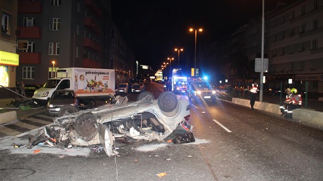 Po nehod na ulici 5. kvtna policist spolu s hasii zachrnili mue z auta (9.82018)