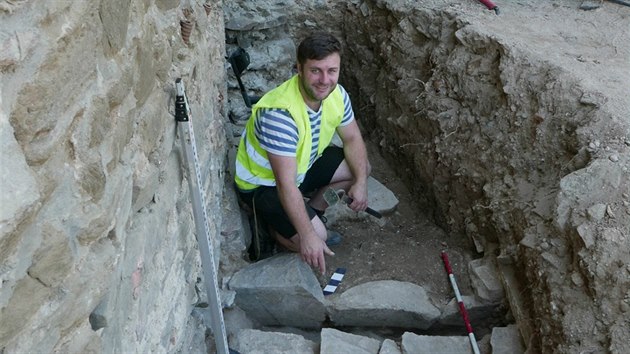 Archeologové objevili v rámci průzkumu (na snímku jeho vedoucí Zdeněk Schenk) během velké opravy parkánu renesančního paláce hradu Helfštýna část kanalizace pocházející zřejmě z druhé poloviny 15. století.