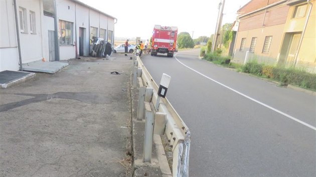 Mlad idi v ehovicch narazil do svodidel a vz skonil pevrcen u zdi budovy. zen podle svch slov musel strhnout kvli autu v protismru.