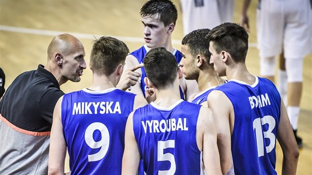 Lubo Barto usmruje z pozice trenre esk reprezentanty do 18 let. Na hit jdou (zleva) Tom Mikyska, Marek Vyroubal, Lubo Kov, Patrick Samoura a David Bhm.