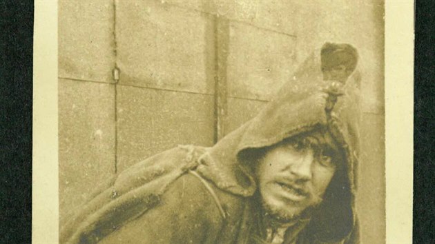 Lékař Georg Langer zachytil zajatecký tábor v Martínkovicích, snímek nazval  "Sluneční lázně muže s cholerou".
