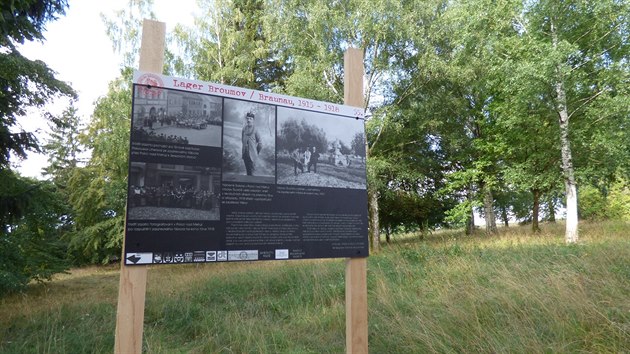Venkovn� v�stava u Mart�nkovic vede b�val�m zajateck�m t�borem a� k �srbsk�mu h�bitovu".