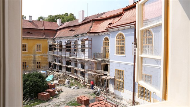 Pavel Ondráček a jeho partnerka zvažovali, že zámek v Peruci prodají. Nyní se tam znovu pracuje. Opravuje se střecha, vyměňují okna a barví fasáda.