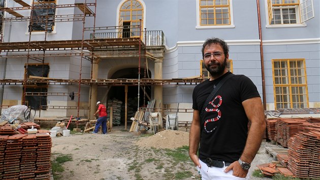 Pavel Ondráček (na snímku) a jeho partnerka zvažovali, že zámek v Peruci prodají. Nyní se tam znovu pracuje. Opravuje se střecha, vyměňují okna a barví fasáda.