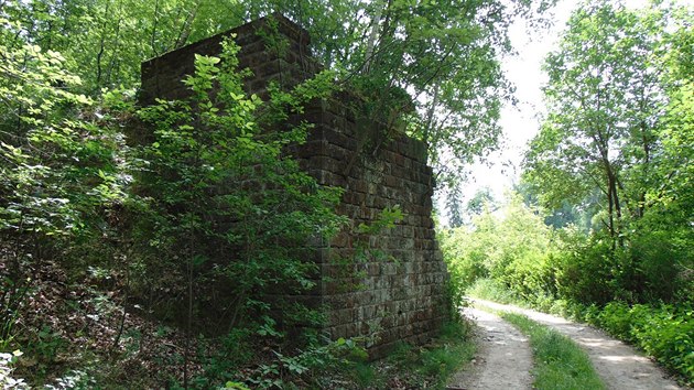 Opěrná zeď ocelového mostu u rybníku Malá Valcha
50.7674142N, 14.7351183E