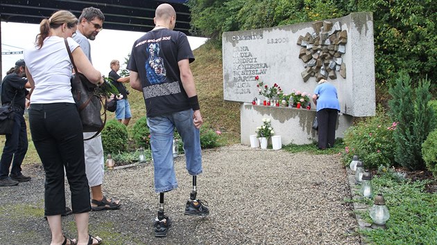 K pomníku připomínající tragédii ve Studénce dorazil v den výročí i Jan Bulušek, který ve vlaku přišel o obě nohy. (8. srpna 2015)