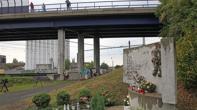 Desítky lidí dorazily v den výročí k pomníku deset let staré tragédie ve Studénce. (8. srpna 2018)