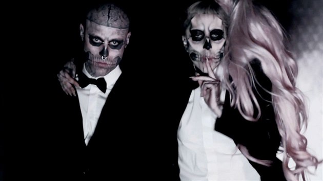 Model Rick Genest alias Zombie Boy a Lady Gaga v klipu Born This Way (2011)